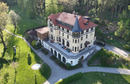 Luftkurort Luckendorf Villa | Old spa house in Lückendorf/Oybin in the Zittau Mountains /SCHLOSS GLOWE