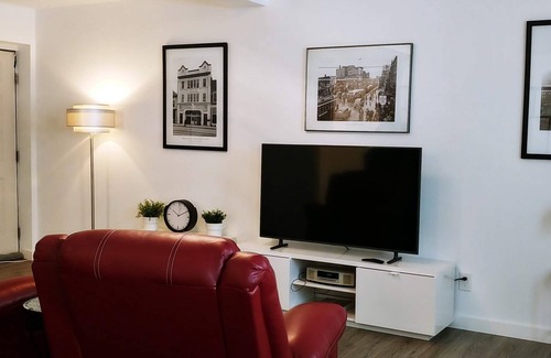 Old Strathcona House | Old Strathcona guesthouse studio apartment.