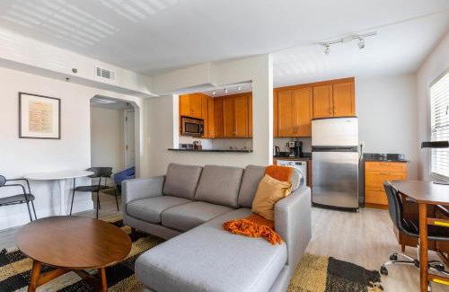 Old Town North Apartment | Old Town North 1br w rooftop pool nr museums WDC-762