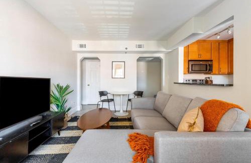 Old Town North Apartment | Old Town North 1br w rooftop pool nr museums WDC-762