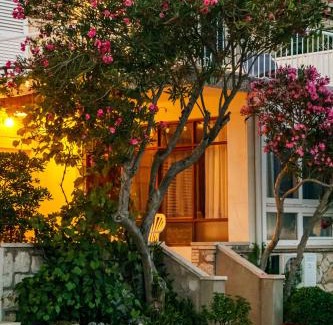 Lumbarda House | Oleander House