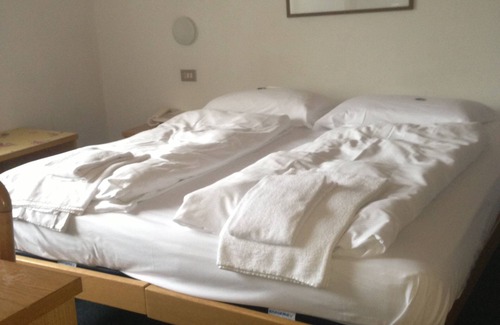 Cavedago Hotel | Olisamir