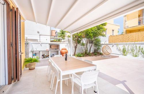 Poetto Apartment | Oltremare, Patio, two steps from the sea