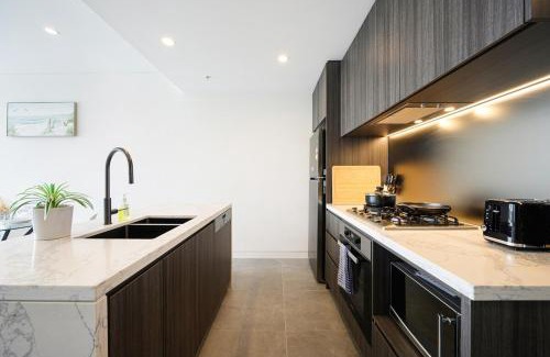 Lidcombe Apartment | Olympic Park 1Br modern apt near train shops with pool