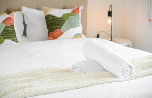 Lidcombe Apartment | Olympic Park 1Br modern apt near train shops with pool