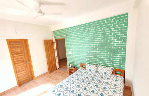 Tapovan Bed & Breakfast | Om Homestay Tapovan, Bed & Breakfast with AC in Rishikesh, India