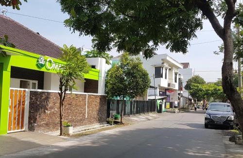 Laweyan House | Omah Melati - Vacation Home