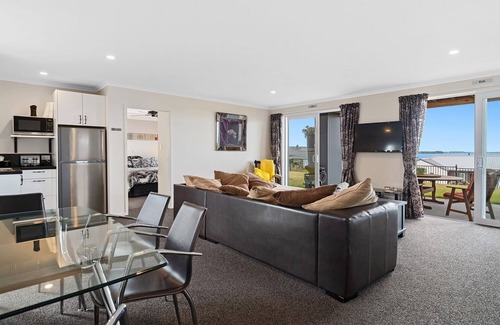 Omokoroa House | Omokoroa Sea View Apartment, peaceful, clean and comfortable