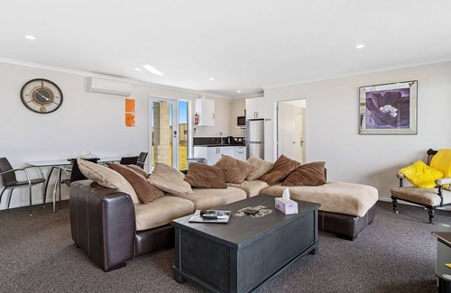 Omokoroa House | Omokoroa Sea View Apartment, peaceful, clean and comfortable