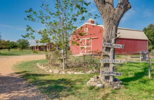 Carmine Apartment | On 60-Acre Farm with Pond Charming Carmine Studio!