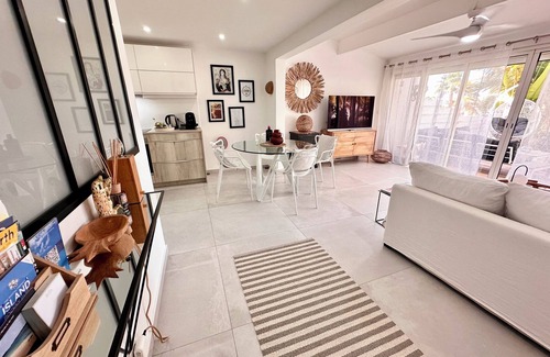 Nettle Bay House | On the beach, swimming pools, sea view! Magnificent 2 bedrooms King beds 2 baths 2 wc