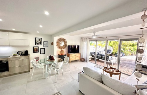 Nettle Bay House | On the beach, swimming pools, sea view! Magnificent 2 bedrooms King beds 2 baths 2 wc