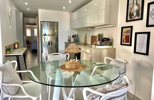 Nettle Bay House | On the beach, swimming pools, sea view! Magnificent 2 bedrooms King beds 2 baths 2 wc