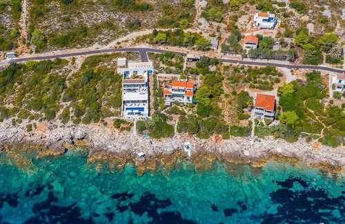 Milna House | On the beautiful island of Vis, one of the many gems of the Dalmatian coast, lies Villa Visola.