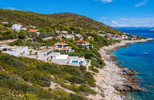 Milna House | On the beautiful island of Vis, one of the many gems of the Dalmatian coast, lies Villa Visola.