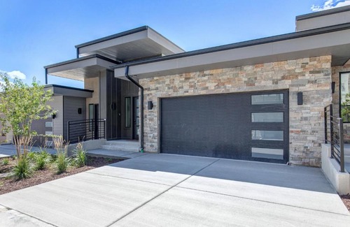 Hideout House | On Top of the Mountains - Unit B