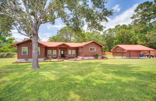 Onalaska House | Onalaska Home with Game Room, Sunroom and Lake View!
