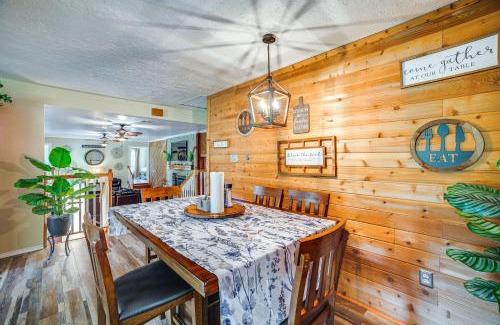 Onalaska House | Onalaska Home with Game Room, Sunroom and Lake View!