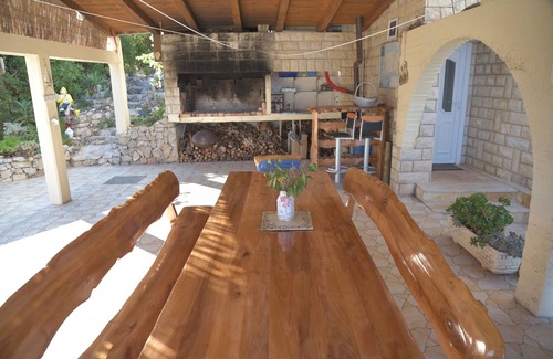 Milna Apartment | One bedroom apartment near beach Milna, Vis (A-8917-b)