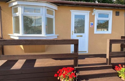 Glasgow Apartment | One-Bedroom Chalet Bungalow Uddingston Glasgow