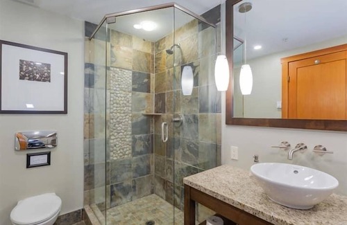 Mayne Island Hotel | One Bedroom Oceanfront Villa - Mayne Island Resort