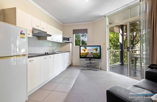 Kangaroo Point Apartment | One Bedroom Unit in the Heart of Kangaroo Point, Walk to Ferries & Restaurants