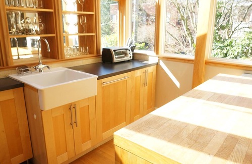 Broadway Apartment | One Block Off Broadway - 2 bed/2 bath with parking in hip historic Capitol Hill