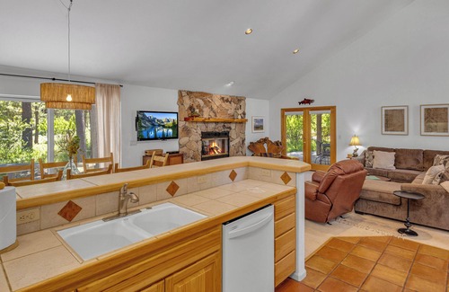 Deer Park House | One Level, Open Floor Plan, 4 Bdrm Home Hot Tub Pet Friendly, 10 SHARC Passes