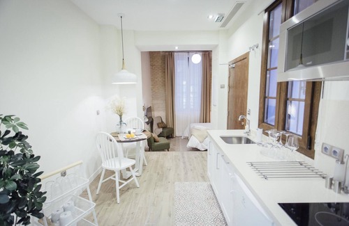 San Bartolome Apartment | One Lux Byron Suites Deluxe Studio w Rooftop Pool