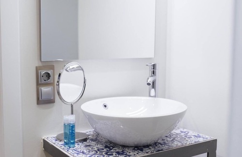 San Bartolome Apartment | One Lux Byron Suites Deluxe Studio w Rooftop Pool