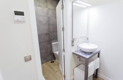 San Bartolome Apartment | One Lux Byron Suites Deluxe Studio w Rooftop Pool