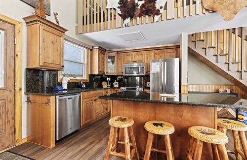 Warrior's Mark House | One mile to town/gondola, free shuttle route, 3 King beds