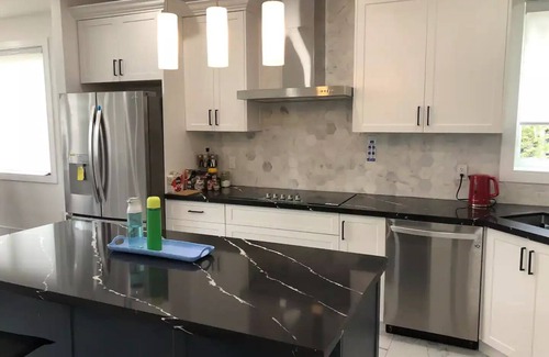 Perry House | One of a kind New Muskoka cottage on baylake with Hot tub/Spa!nn