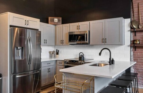 Nashville Condo | One-Of-A-Kind w/6 Beds! Roll Up Garage Door - Pool, Speakeasy, Gym