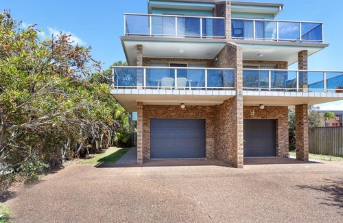 Hawks Nest House | One Street from Main Beach
