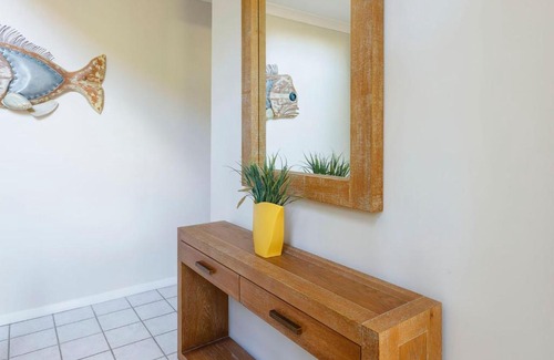 Hawks Nest House | One Street from Main Beach