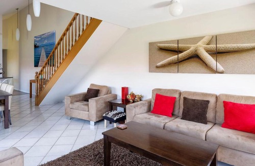 Hawks Nest House | One Street from Main Beach