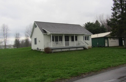 Bridgeport Cottage | Oneida Lake Vacation Rental- 3 miles from new Point Place Casino