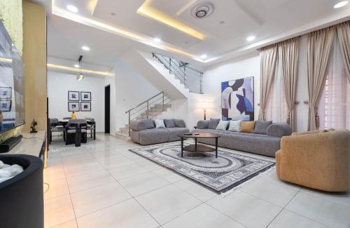 Ofin Apartment | Oniru VI 4BR 4BA - Spacious, Fast Wifi, Pool, Free Parking
