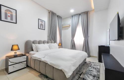 Ofin Apartment | Oniru VI 4BR 4BA - Spacious, Fast Wifi, Pool, Free Parking