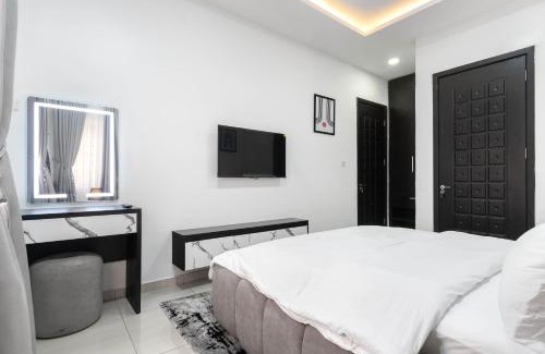 Ofin Apartment | Oniru VI 4BR 4BA - Spacious, Fast Wifi, Pool, Free Parking