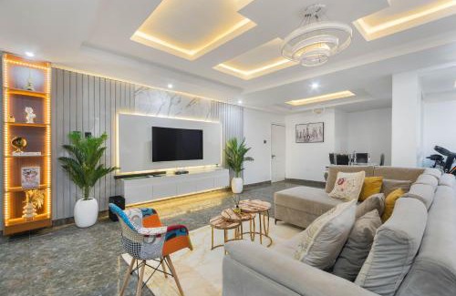 Ofin Apartment | Oniru VI BR 3BA - Spacious, Fast Wifi, Pool, Free Parking