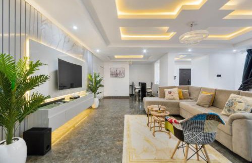 Ofin Apartment | Oniru VI BR 3BA - Spacious, Fast Wifi, Pool, Free Parking