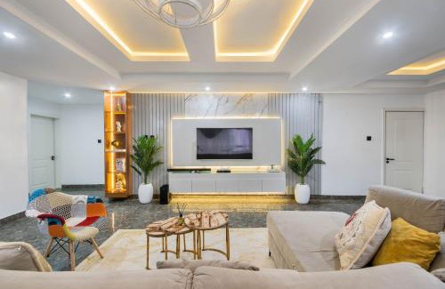 Ofin Apartment | Oniru VI BR 3BA - Spacious, Fast Wifi, Pool, Free Parking