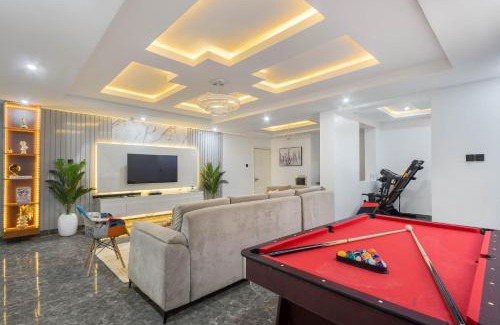 Ofin Apartment | Oniru VI BR 3BA - Spacious, Fast Wifi, Pool, Free Parking