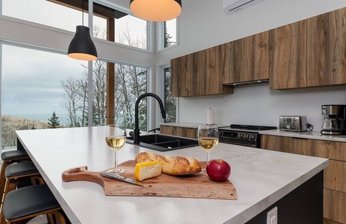 Les Eboulements Ski Chalet | Onyx 150: Scenic Rivew Views & Spa