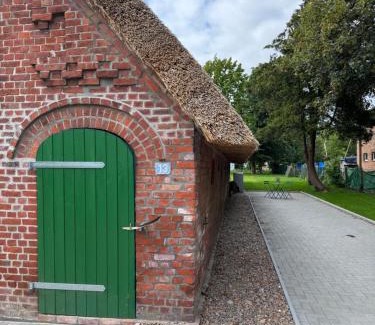 Sievern Apartment | Oolt Huus No 1 I exklusives Wohnen im denkmalgeschützten Reetdachhaus