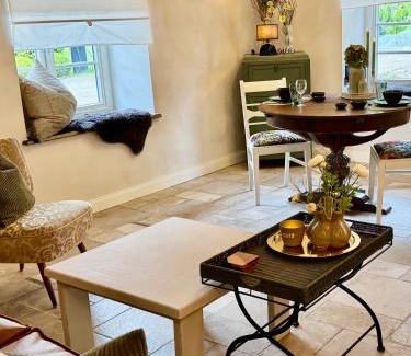 Sievern Apartment | Oolt Huus No 1 I exklusives Wohnen im denkmalgeschützten Reetdachhaus