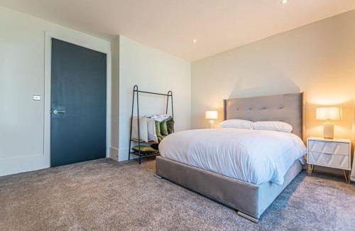 The Docks Apartment | OPEN BALCONY RIVER VIEW! WoW