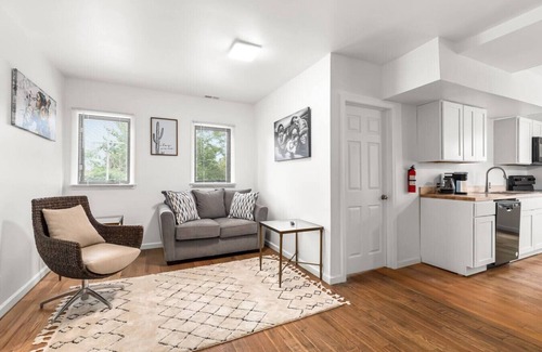 Detroit Apartment | Opulent 2 Bedroom Getaway